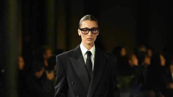 Foto: Comeback Bella Hadid di Paris Fashion Week Setelah 2 Tahun Absen