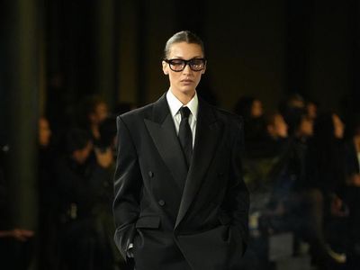 Foto: Comeback Bella Hadid di Paris Fashion Week Setelah 2 Tahun Absen