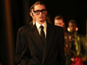 Perdana di Catwalk Setelah Hiatus, Bella Hadid Bergaya Maskulin Pakai Jas Perdana di Catwalk Setelah Hiatus, Bella Hadid Bergaya Maskulin Pakai Jas