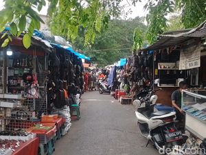 Berburu Harta Karun di Pasar Loak Jatinegara