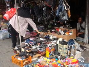 Pasar Loak Jembatan Item: Tempat Harta Karun yang Tak Pernah Tidur Pasar Loak Jembatan Item: Tempat Harta Karun yang Tak Pernah Tidur