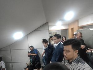 Prabowo Rapat di DPR, Budi Djiwandono-Andre Rosiade Mantau dari Balkon