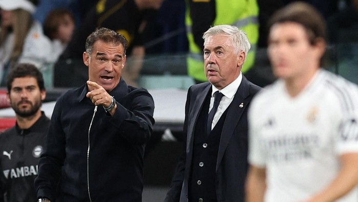 Soccer Football - LaLiga - Real Madrid v Deportivo Alaves - Santiago Bernabeu, Madrid, Spain - September 24, 2024 Real Madrid coach Carlo Ancelotti and Deportivo Alaves coach Luis Garcia Plaza react REUTERS/Violeta Santos Moura