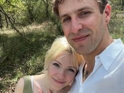 Video: Carly Rae Jepsen Tunangan dengan Cole M.G.N