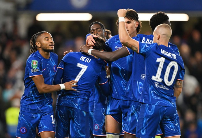 LONDON, ENGLAND - SEPTEMBER 24: Pedro Neto of Chelsea celebrates scoring his teams fourth goal with teammates during the Carabao Cup Third Round match between Chelsea and Barrow at Stamford Bridge on September 24, 2024 in London, England. (Photo by Mike Hewitt/Getty Images)