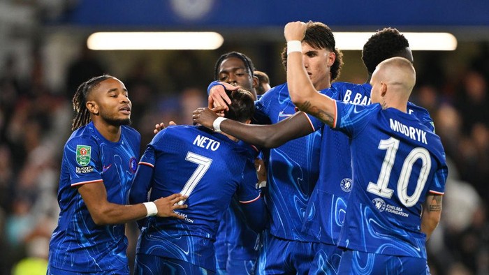 LONDON, ENGLAND - SEPTEMBER 24: Pedro Neto of Chelsea celebrates scoring his teams fourth goal with teammates during the Carabao Cup Third Round match between Chelsea and Barrow at Stamford Bridge on September 24, 2024 in London, England. (Photo by Mike Hewitt/Getty Images)