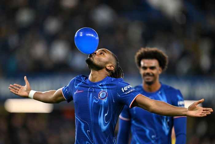 christopher nkunku chelsea renato veiga piala liga inggris carabao cup chelsea vs barrow LONDON, ENGLAND - SEPTEMBER 24: Christopher Nkunku of Chelsea celebrates scoring his team's fifth goal, and completing his hattrick by blowing up a ballon during the Carabao Cup Third Round match between Chelsea and Barrow at Stamford Bridge on September 24, 2024 in London, England. (Photo by Mike Hewitt/Getty Images)