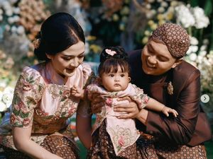 7 Foto Tedak Siten Baby Cunda Anak Denny Caknan-Bella Bonita, Imut Berkebaya 7 Foto Tedak Siten Baby Cunda Anak Denny Caknan-Bella Bonita, Imut Berkebaya