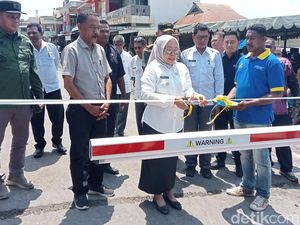 Masuk Toilet di Pasar Larantuka Bayar Pakai Uang Elektronik Masuk Toilet di Pasar Larantuka Bayar Pakai Uang Elektronik