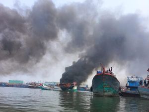 2 Kapal di Pelabuhan Muara Baru Jakarta Terbakar 2 Kapal di Pelabuhan Muara Baru Jakarta Terbakar