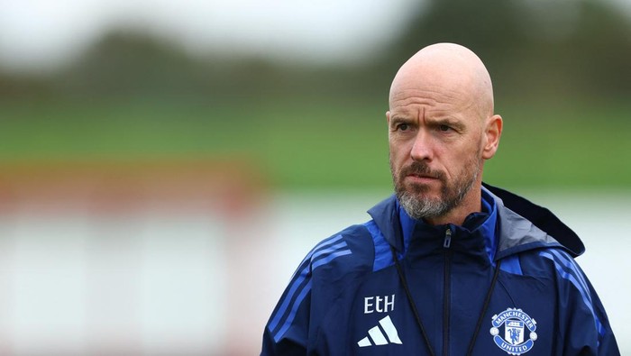 Soccer Football - Europa League - Manchester United Training - Trafford Training Centre, Carrington, Britain - September 24, 2024 Manchester United manager Erik ten Hag during training REUTERS/Molly Darlington
