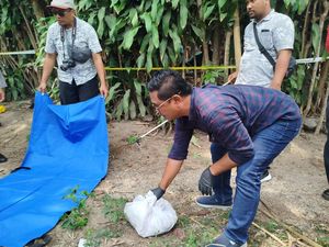 Warga Temukan Mayat Bayi Dekat Kandang Ayam di Ponggok Blitar Warga Temukan Mayat Bayi Dekat Kandang Ayam di Ponggok Blitar