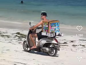 Es Krim... Es Krim... Bukannya Balapan, Filip Salac Malah Jualan di Mandalika Es Krim... Es Krim... Bukannya Balapan, Filip Salac Malah Jualan di Mandalika