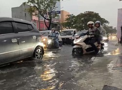 Jalan Margonda Depok Tergenang Imbas Hujan Deras, Lalin Macet Sore Ini