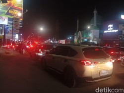 Jalan Perintis Makassar Macet Parah Malam Ini, Kendaraan Mengular 1 Km
