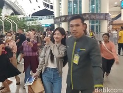 Video: Momen Jung Hae In-Jung So Min Tiba di Bali, Disambut Riuh Penggemar