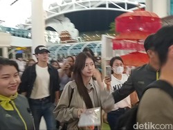 Momen Riuh Penggemar Sambut Jung Hae In dan Jung So Min di Bandara Bali