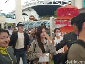 Momen Riuh Penggemar Sambut Jung Hae In dan Jung So Min di Bandara Bali Momen Riuh Penggemar Sambut Jung Hae In dan Jung So Min di Bandara Bali
