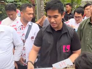 Gaya Kaesang Bagi-bagi Susu & Buku Pakai Rompi Putra Mulyono