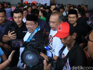 Video: Rano Karno Sapa Warga Lenteng Agung, Disambut dengan Palang Pintu