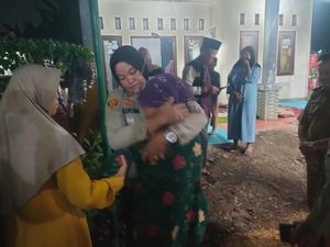 Kapolsek Bantargebang Bertakziah ke Rumah Duka Korban Tewas di Kali Bekasi