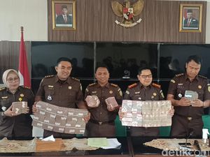 Kejari Semarang Pamer Duit Rp 13 M Hasil Lelang Bukti Kasus Mafia Pelabuhan Kejari Semarang Pamer Duit Rp 13 M Hasil Lelang Bukti Kasus Mafia Pelabuhan