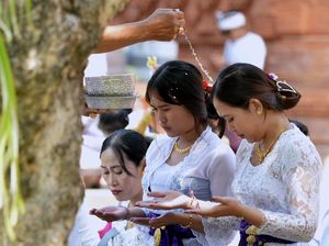 Hari Raya Pagerwesi: Dewa yang Dipuja, Makna, Upakara yang Digunakan Hari Raya Pagerwesi: Dewa yang Dipuja, Makna, Upakara yang Digunakan