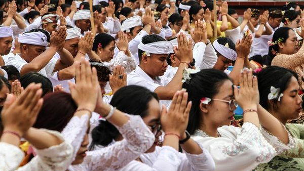 Khidmat Umat Hindu dalam Persembahyangan Galungan