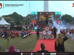 Momen Khofifah Tegak Berdiri Hormat Marching Band Saat Deklarasi Kampanye