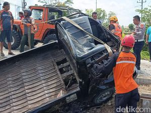 Hindari Bus Sugeng Rahayu Ngeblong, Pikap Nyemplung Sawah di Wates Hindari Bus Sugeng Rahayu Ngeblong, Pikap Nyemplung Sawah di Wates