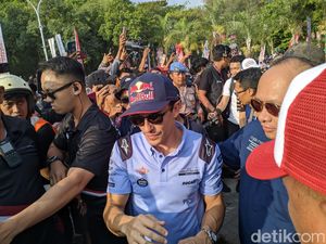 Marc Marquez Nyaris Tersungkur Saat Sapa Fans di Mataram
