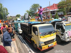 Demo Petani Kerahkan 100 Dump Truk Geruduk DPRD Pati, Ini Tuntutannya