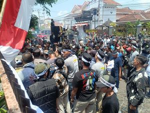 Caleg DPR RI Terpilih Batal Dilantik, Pendukung Geruduk KPU Jember Caleg DPR RI Terpilih Batal Dilantik, Pendukung Geruduk KPU Jember