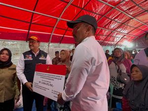 Mensos Gus Ipul Salurkan Bantuan Rp 3 M bagi Korban Gempa Kabupaten Bandung
