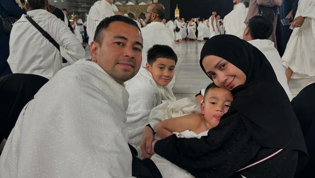 Nagita Slavina dan Raffi Ajak Anak Umrah