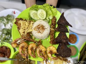 Nasi Uduk Nikmat 79: Nasi Uduk Prasmanan dengan 35 Pilihan Lauk Sunda Nasi Uduk Nikmat 79: Nasi Uduk Prasmanan dengan 35 Pilihan Lauk Sunda