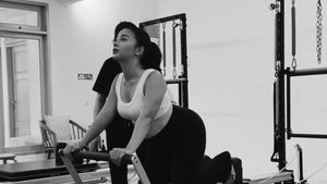 8 Foto Nikita Willy Aktif Olahraga saat Baby Bump Sudah Besar, Bisa Headstand