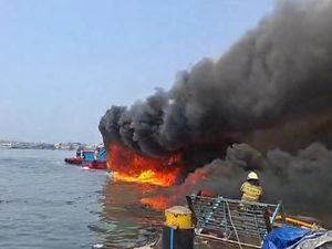 2 Kapal di Pelabuhan Muara Baru Terbakar Usai Isi BBM, Api Muncul dari Mesin 2 Kapal di Pelabuhan Muara Baru Terbakar Usai Isi BBM, Api Muncul dari Mesin