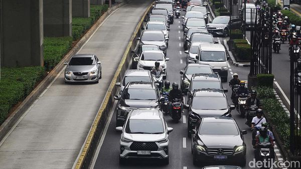 Potret Jalur TransJakarta yang Enggak Pernah Steril