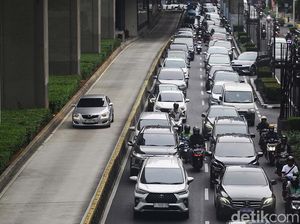 Potret Jalur TransJakarta yang Enggak Pernah Steril Potret Jalur TransJakarta yang Enggak Pernah Steril