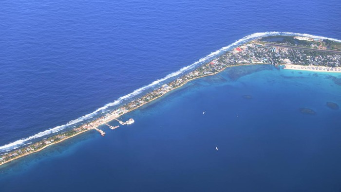 Potret Tuvalu, Negara yang Terancam Hilang Ditelan Samudera Aerial view of Funafuti, Tuvaluâs most populous island, showing the port and main town of Fongafale, September 6, 2024. Picture taken through plane window. REUTERS/Kirsty Needham