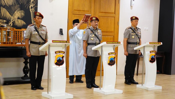 Prosesi serah terima jabatan Dirreskrimsus dan Dirressiber Polda Jateng, Rabu (25/9/2024). Prosesi serah terima jabatan Dirreskrimsus dan Dirressiber Polda Jateng, Rabu (25/9/2024).