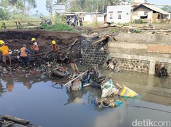 Hujan Deras, Proyek Jembatan di Malang Hanyut Terseret Banjir