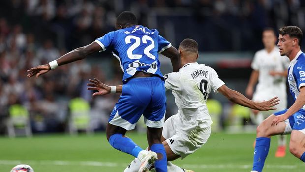 Soccer Football - LaLiga - Real Madrid v Deportivo Alaves - Santiago Bernabeu, Madrid, Spain - September 24, 2024 Real Madrid's Kylian Mbappe scores their second goal REUTERS/Violeta Santos Moura