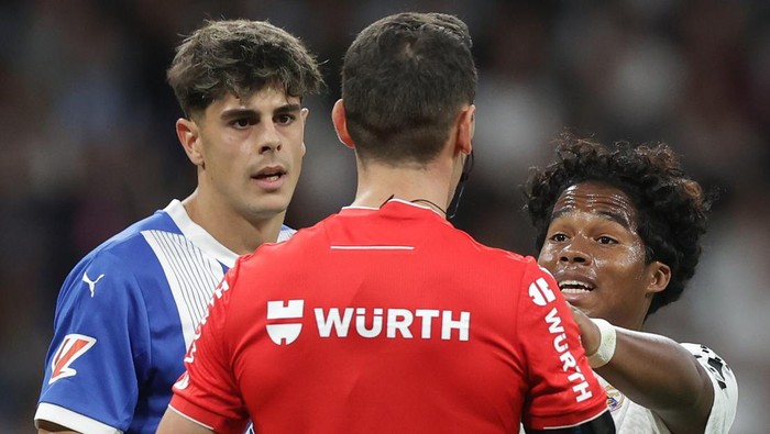 MADRID, SPAIN - SEPTEMBER 24: Endrick of Real Madrid and Adrian Pica of Alaves react towards Referee Alejandro Muniz Ruiz during the LaLiga match between Real Madrid CF and Deportivo Alaves  at Estadio Santiago Bernabeu on September 24, 2024 in Madrid, Spain. (Photo by Gonzalo Arroyo Moreno/Getty Images)