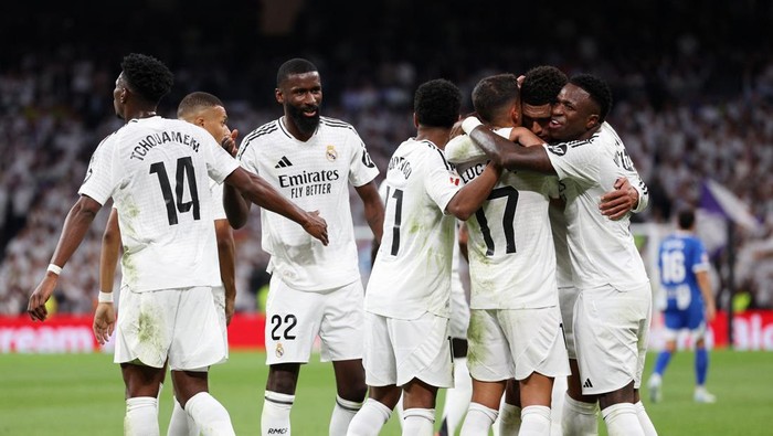 Soccer Football - LaLiga - Real Madrid v Deportivo Alaves - Santiago Bernabeu, Madrid, Spain - September 24, 2024 Real Madrids Kylian Mbappe celebrates scoring their second goal with teammates REUTERS/Violeta Santos Moura