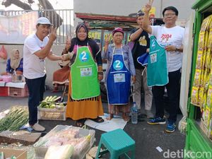 Relawan Sedulur Khofifah Blusukan ke Pasar Tradisional Surabaya Relawan Sedulur Khofifah Blusukan ke Pasar Tradisional Surabaya