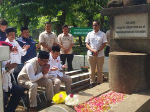 RK-Suswono Ziarah ke Makam Tokoh Betawi di Hari Pertama Kampanye RK-Suswono Ziarah ke Makam Tokoh Betawi di Hari Pertama Kampanye