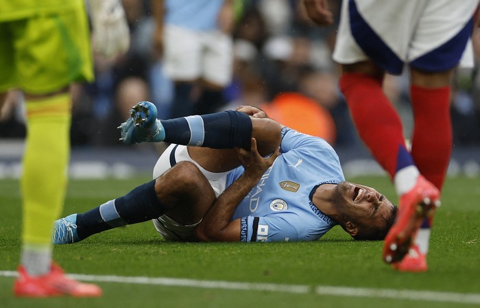 Rodri Soccer Football - Premier League - Manchester City v Arsenal - Etihad Stadium, Manchester, Britain - September 22, 2024 Manchester City's Rodri reacts after sustaining an injury Action Images via Reuters/Jason Cairnduff EDITORIAL USE ONLY. NO USE WITH UNAUTHORIZED AUDIO, VIDEO, DATA, FIXTURE LISTS, CLUB/LEAGUE LOGOS OR 'LIVE' SERVICES. ONLINE IN-MATCH USE LIMITED TO 120 IMAGES, NO VIDEO EMULATION. NO USE IN BETTING, GAMES OR SINGLE CLUB/LEAGUE/PLAYER PUBLICATIONS. PLEASE CONTACT YOUR ACCOUNT REPRESENTATIVE FOR FURTHER DETAILS..