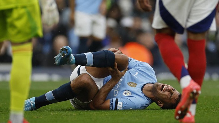 Soccer Football - Premier League - Manchester City v Arsenal - Etihad Stadium, Manchester, Britain - September 22, 2024 Manchester Citys Rodri reacts after sustaining an injury Action Images via Reuters/Jason Cairnduff EDITORIAL USE ONLY. NO USE WITH UNAUTHORIZED AUDIO, VIDEO, DATA, FIXTURE LISTS, CLUB/LEAGUE LOGOS OR LIVE SERVICES. ONLINE IN-MATCH USE LIMITED TO 120 IMAGES, NO VIDEO EMULATION. NO USE IN BETTING, GAMES OR SINGLE CLUB/LEAGUE/PLAYER PUBLICATIONS. PLEASE CONTACT YOUR ACCOUNT REPRESENTATIVE FOR FURTHER DETAILS..